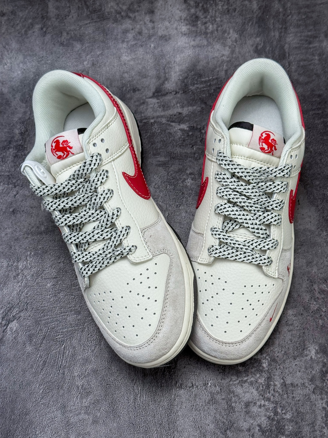 Nike SB Dunk Low x 马年大吉 灰白红小勾满天星 XX8930-030-Top High Quatity Cheap Sneakers Fashion Clothing Clothes Bags handbags Shoes of all Brand wholesale With The best Quality And Beautiful Price from China Factory Chinese suppliers wholesaler seller Nike SB Dunk Low x 马年大吉 灰白红小勾满天星 XX8930-030