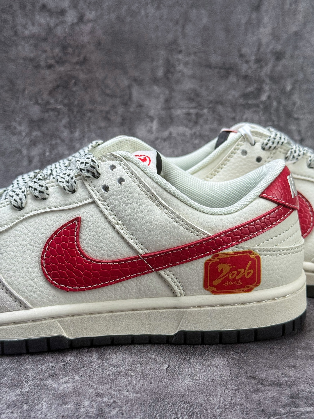Nike SB Dunk Low x 马年大吉 灰白红小勾满天星 XX8930-030-Top High Quatity Cheap Sneakers Fashion Clothing Clothes Bags handbags Shoes of all Brand wholesale With The best Quality And Beautiful Price from China Factory Chinese suppliers wholesaler seller Nike SB Dunk Low x 马年大吉 灰白红小勾满天星 XX8930-030