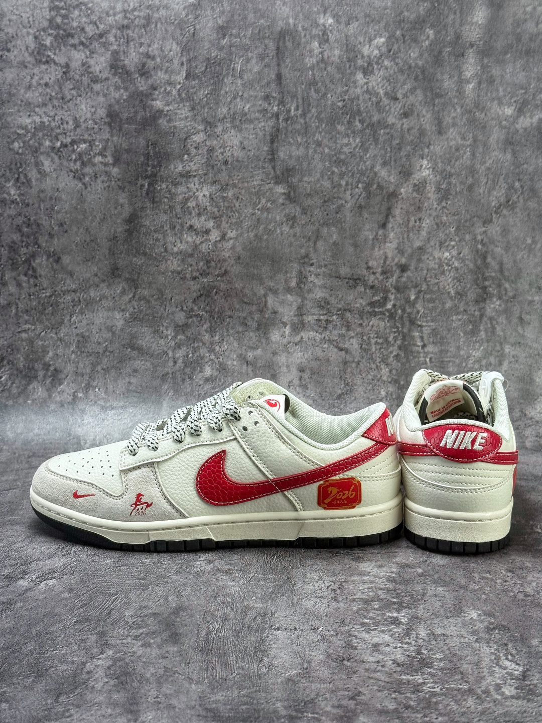 Nike SB Dunk Low x 马年大吉 灰白红小勾满天星 XX8930-030-Top High Quatity Cheap Sneakers Fashion Clothing Clothes Bags handbags Shoes of all Brand wholesale With The best Quality And Beautiful Price from China Factory Chinese suppliers wholesaler seller Nike SB Dunk Low x 马年大吉 灰白红小勾满天星 XX8930-030
