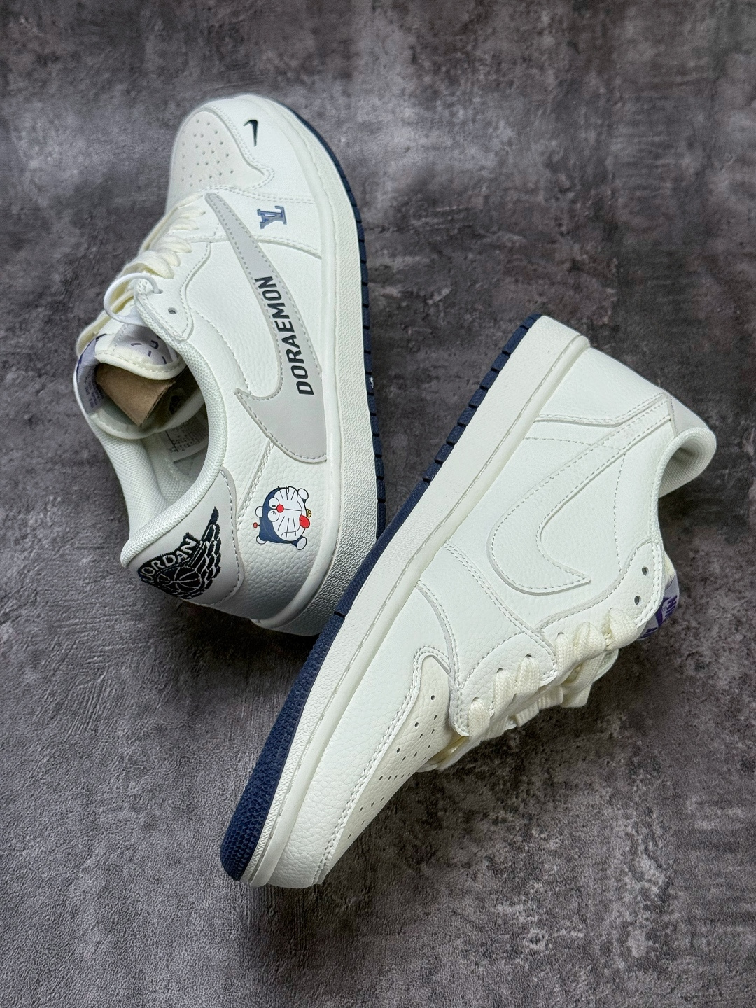 Travis Scott x Nike Air Jordan 1 Low x Louis Vuitton x DORAEMON Air Jordan 1 Low 反转白灰小勾叮当猫倒钩 纯原版本 DZ2688-004-Top High Quatity Cheap Sneakers Fashion Clothing Clothes Bags handbags Shoes of all Brand wholesale With The best Quality And Beautiful Price from China Factory Chinese suppliers wholesaler seller Travis Scott x Nike Air Jordan 1 Low x Louis Vuitton x DORAEMON Air Jordan 1 Low 反转白灰小勾叮当猫倒钩 纯原版本 DZ2688-004