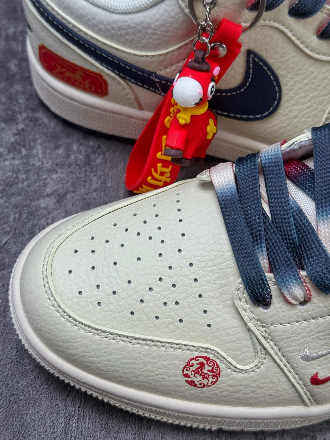 Nike Jordan Air Jordan 1 马年大吉 白蓝红双小勾 FC7688-198-莆田鞋,莆田鞋货源,高仿鞋,高仿鞋货源,安福档口,莆田高仿鞋,莆田鞋批发,高仿鞋批发,莆田高仿运动鞋,高仿运动鞋,莆田运动鞋 Nike Jordan Air Jordan 1 马年大吉 白蓝红双小勾 FC7688-198