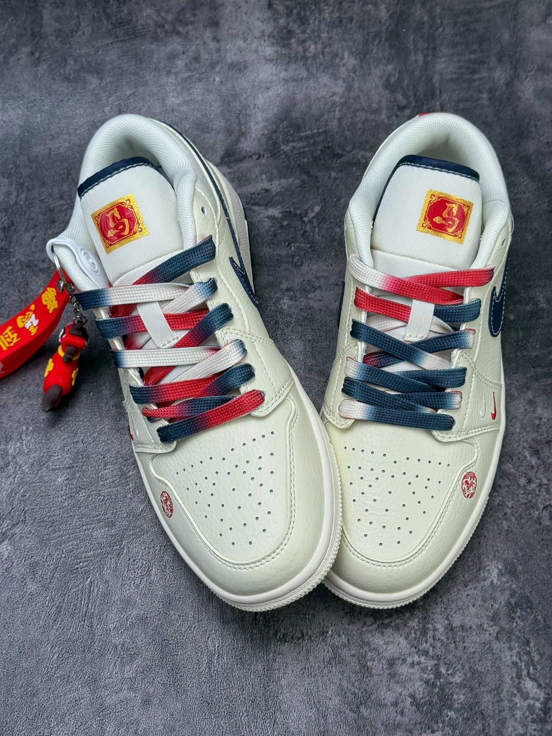 Nike Jordan Air Jordan 1 马年大吉 白蓝红双小勾 FC7688-198-莆田鞋,莆田鞋货源,高仿鞋,高仿鞋货源,安福档口,莆田高仿鞋,莆田鞋批发,高仿鞋批发,莆田高仿运动鞋,高仿运动鞋,莆田运动鞋 Nike Jordan Air Jordan 1 马年大吉 白蓝红双小勾 FC7688-198