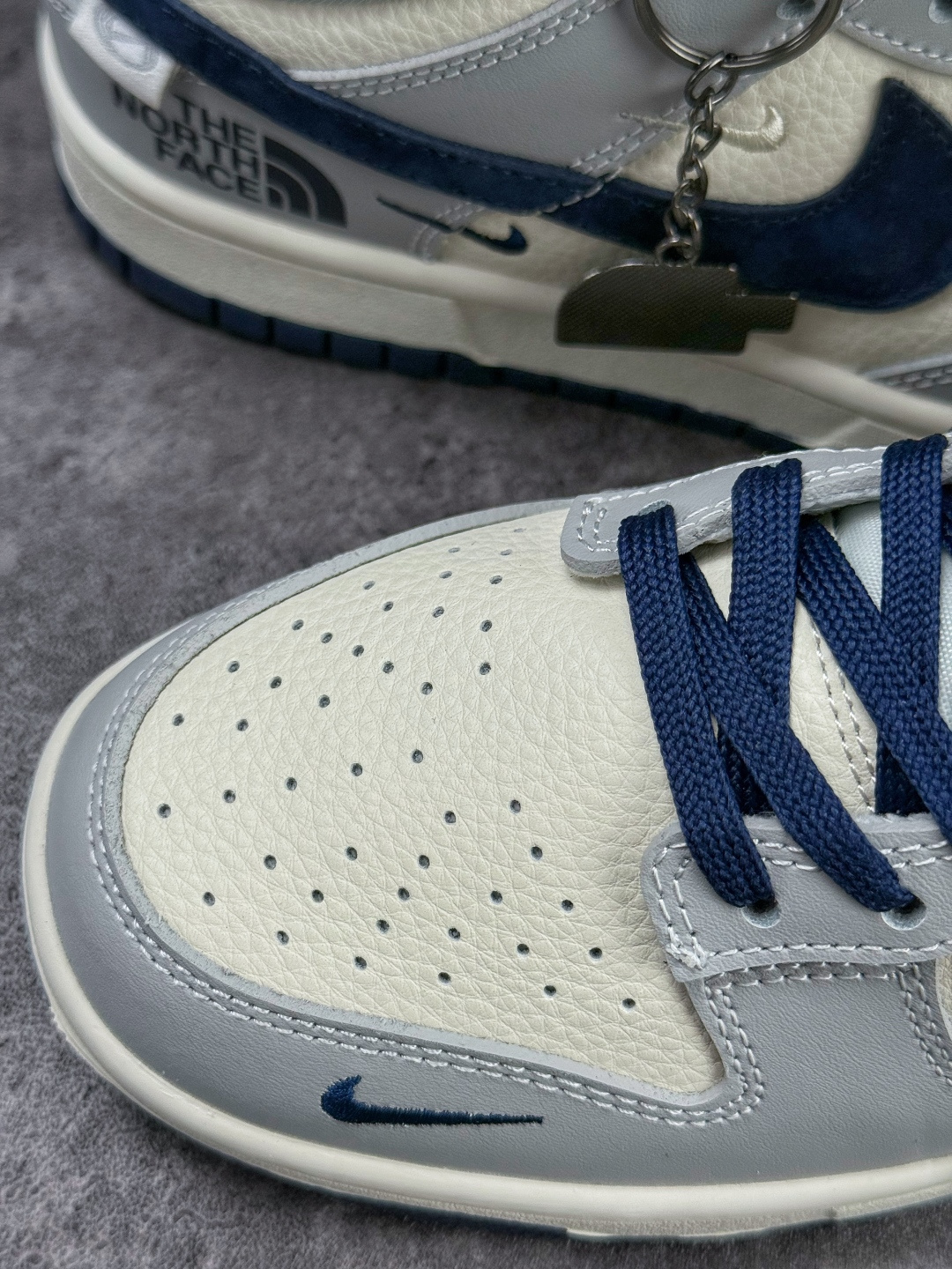 Nike SB Dunk Low x The North Face 灰白蓝小勾 MN1688-109