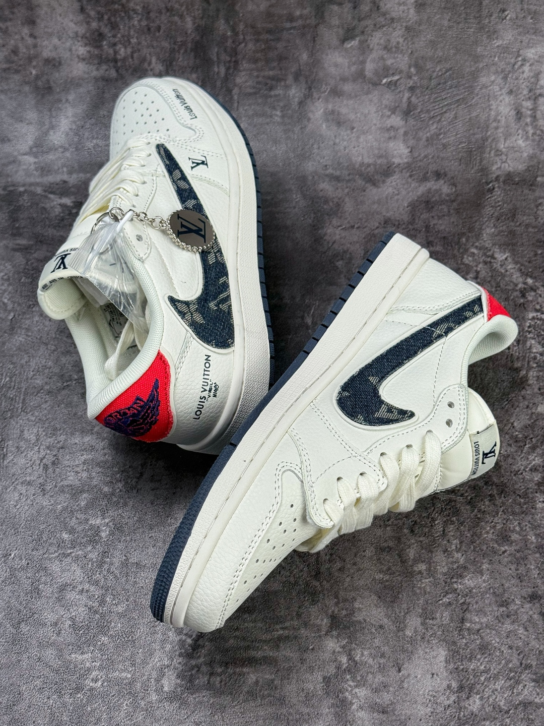 Travis Scott x Nike Air Jordan 1 Low x Louis Vuitton Air Jordan 1 Low 反转白黑倒钩 纯原版本 JW1188-168 Travis Scott x Nike Air Jordan 1 Low x Louis Vuitton Air Jordan 1 Low 反转白黑倒钩 纯原版本 JW1188-168