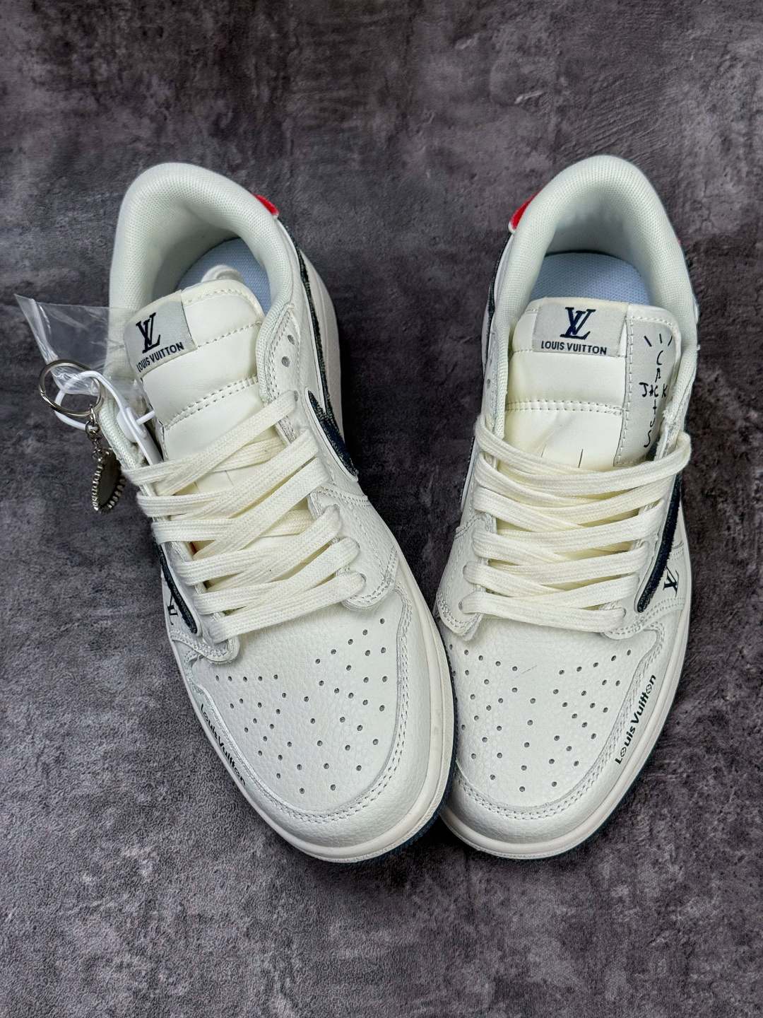 Travis Scott x Nike Air Jordan 1 Low x Louis Vuitton Air Jordan 1 Low 反转白黑倒钩 纯原版本 JW1188-168 Travis Scott x Nike Air Jordan 1 Low x Louis Vuitton Air Jordan 1 Low 反转白黑倒钩 纯原版本 JW1188-168