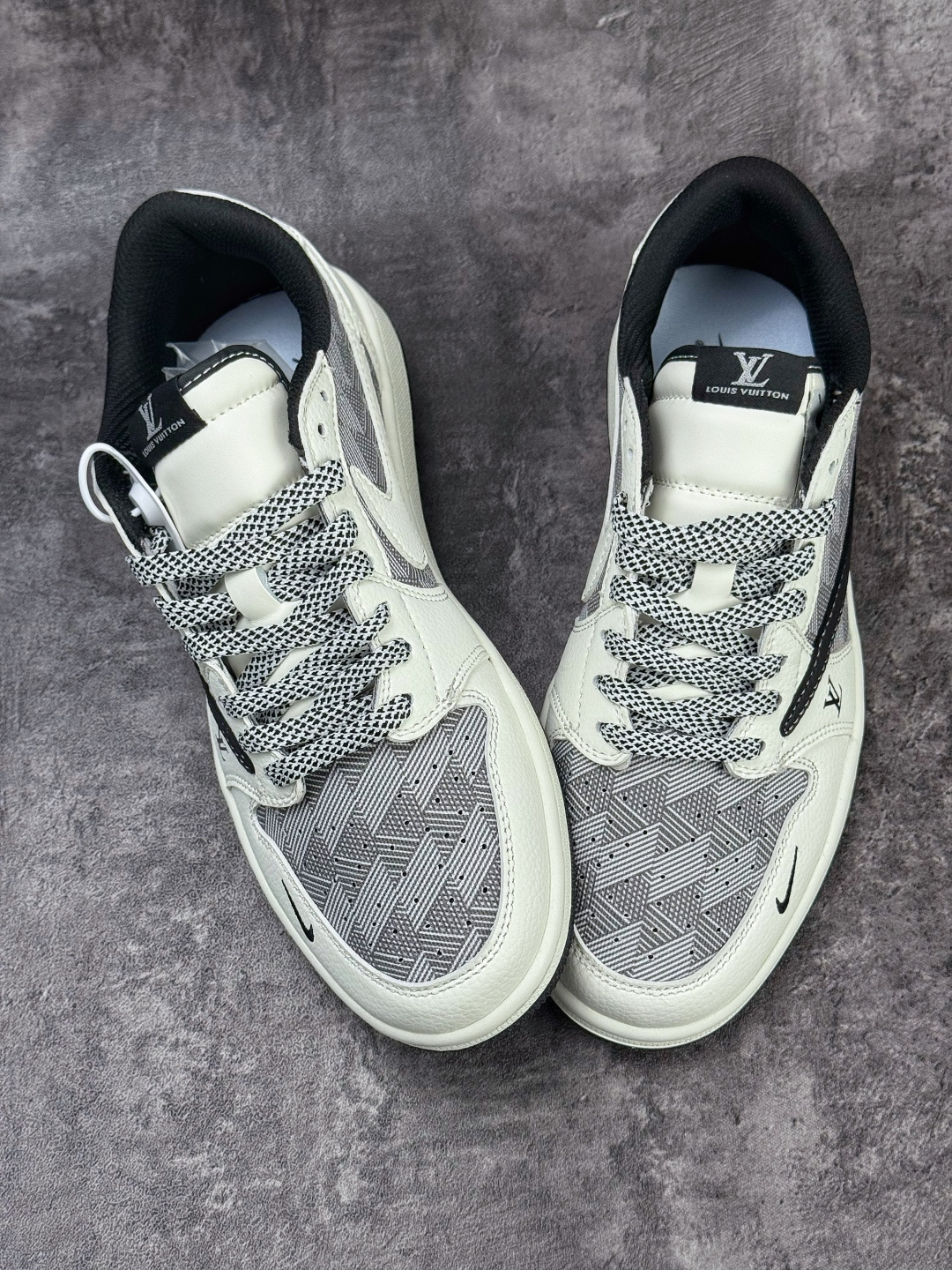Travis Scott x Nike Air Jordan 1 Low x Louis Vuitton Air Jordan 1 Low 反转白黑小勾满天星倒钩 纯原版本 DZ2688-013 Travis Scott x Nike Air Jordan 1 Low x Louis Vuitton Air Jordan 1 Low 反转白黑小勾满天星倒钩 纯原版本 DZ2688-013