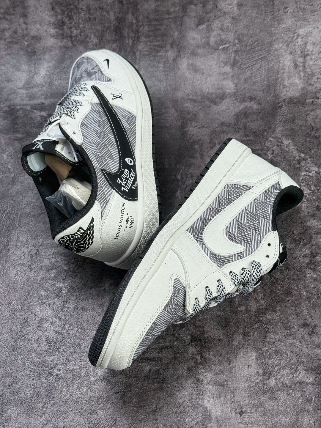 Travis Scott x Nike Air Jordan 1 Low x Louis Vuitton Air Jordan 1 Low 反转白黑小勾满天星倒钩 纯原版本 DZ2688-013 Travis Scott x Nike Air Jordan 1 Low x Louis Vuitton Air Jordan 1 Low 反转白黑小勾满天星倒钩 纯原版本 DZ2688-013