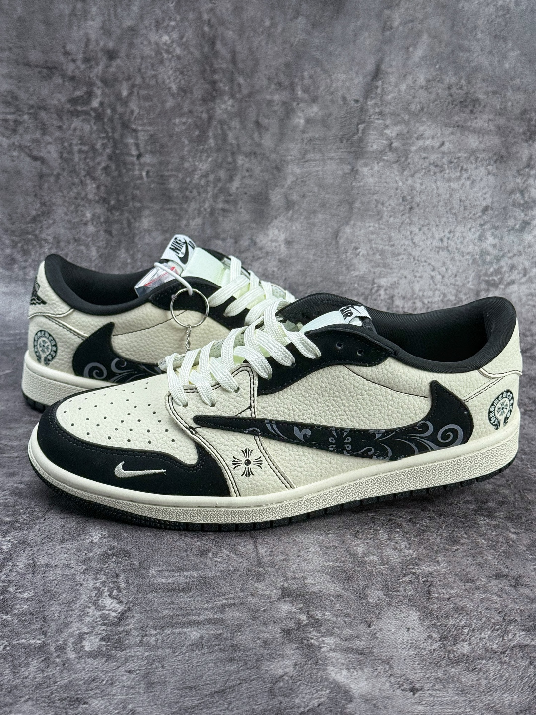 Travis Scott x Nike Air Jordan 1 Low 十字架 Air Jordan 1 Low 反转黑白小勾倒钩 纯原版本 DD7866-108