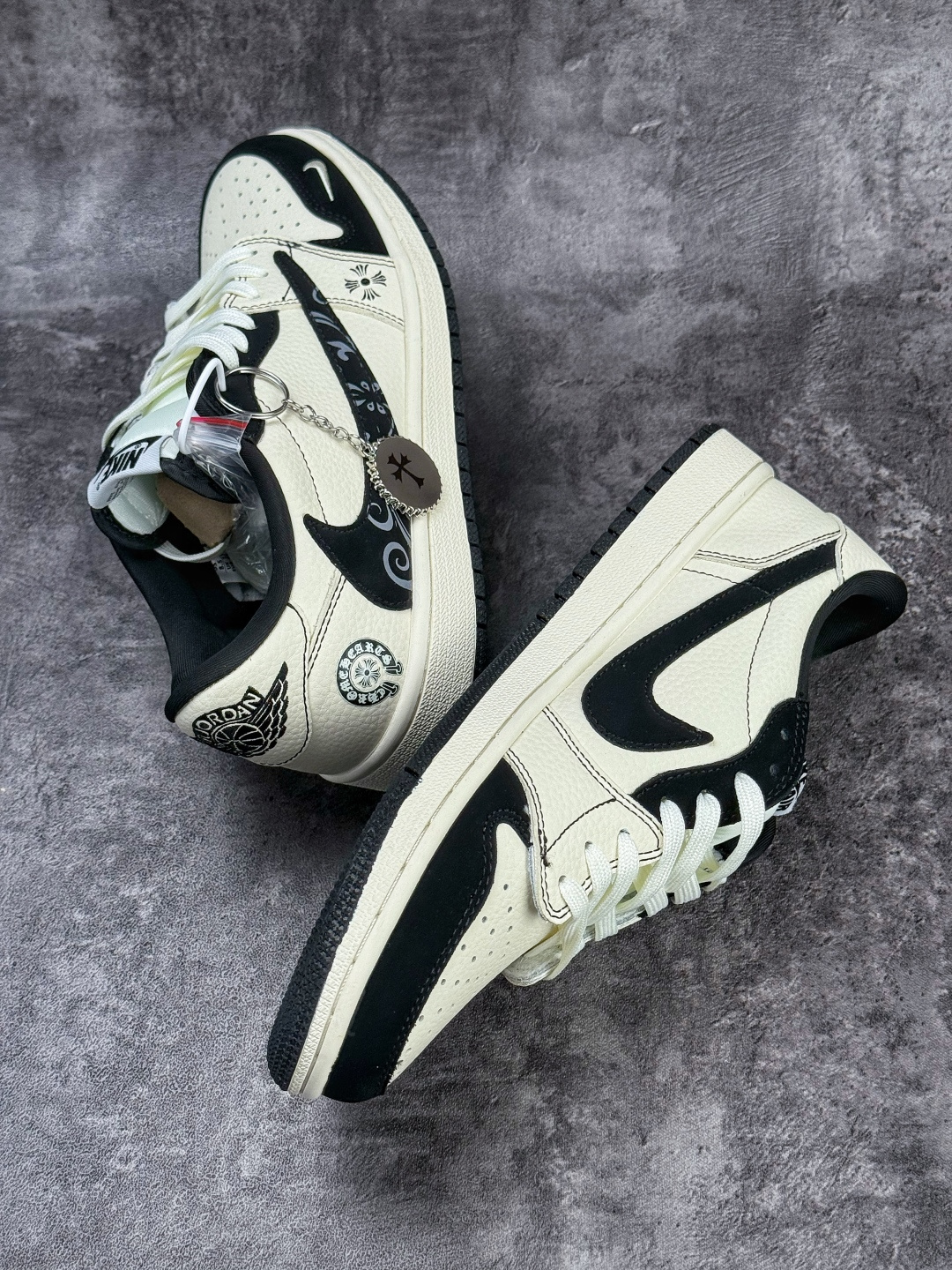 Travis Scott x Nike Air Jordan 1 Low 十字架 Air Jordan 1 Low 反转黑白小勾倒钩 纯原版本 DD7866-108