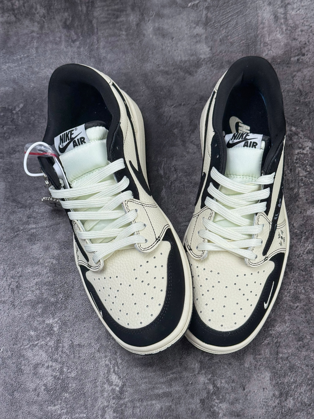 Travis Scott x Nike Air Jordan 1 Low 十字架 Air Jordan 1 Low 反转黑白小勾倒钩 纯原版本 DD7866-108