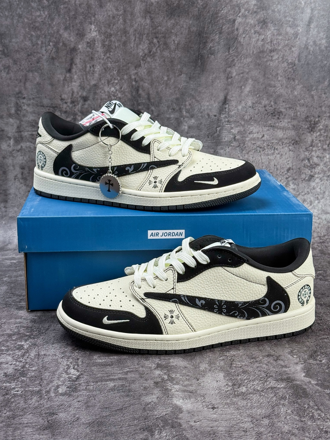 Travis Scott x Nike Air Jordan 1 Low 十字架 Air Jordan 1 Low 反转黑白小勾倒钩 纯原版本 DD7866-108