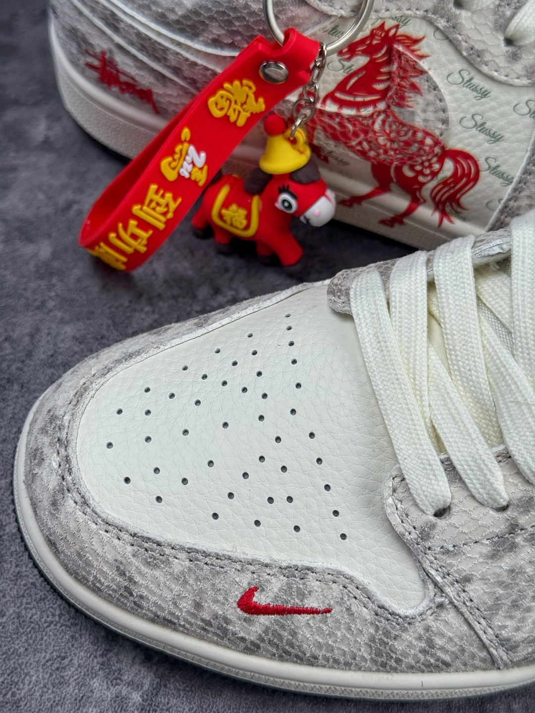 Nike Jordan Air Jordan 1 马年大吉 灰白小勾 FC7688-200 Nike Jordan Air Jordan 1 马年大吉 灰白小勾 FC7688-200