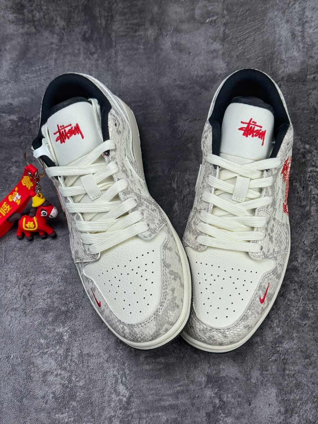 Nike Jordan Air Jordan 1 马年大吉 灰白小勾 FC7688-200 Nike Jordan Air Jordan 1 马年大吉 灰白小勾 FC7688-200