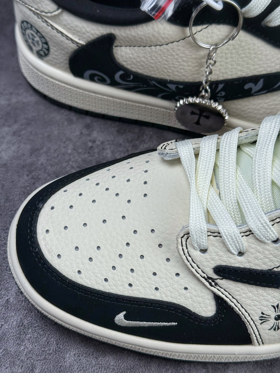 Travis Scott x Nike Air Jordan 1 Low 十字架 Air Jordan 1 Low 反转黑白小勾倒钩 纯原版本 DD7866-108