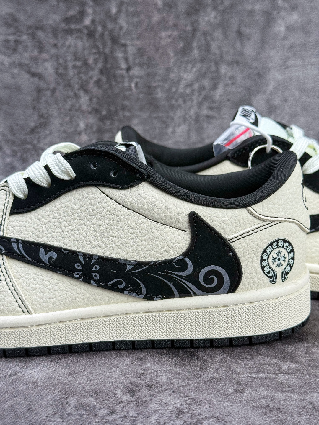 Travis Scott x Nike Air Jordan 1 Low 十字架 Air Jordan 1 Low 反转黑白小勾倒钩 纯原版本 DD7866-108