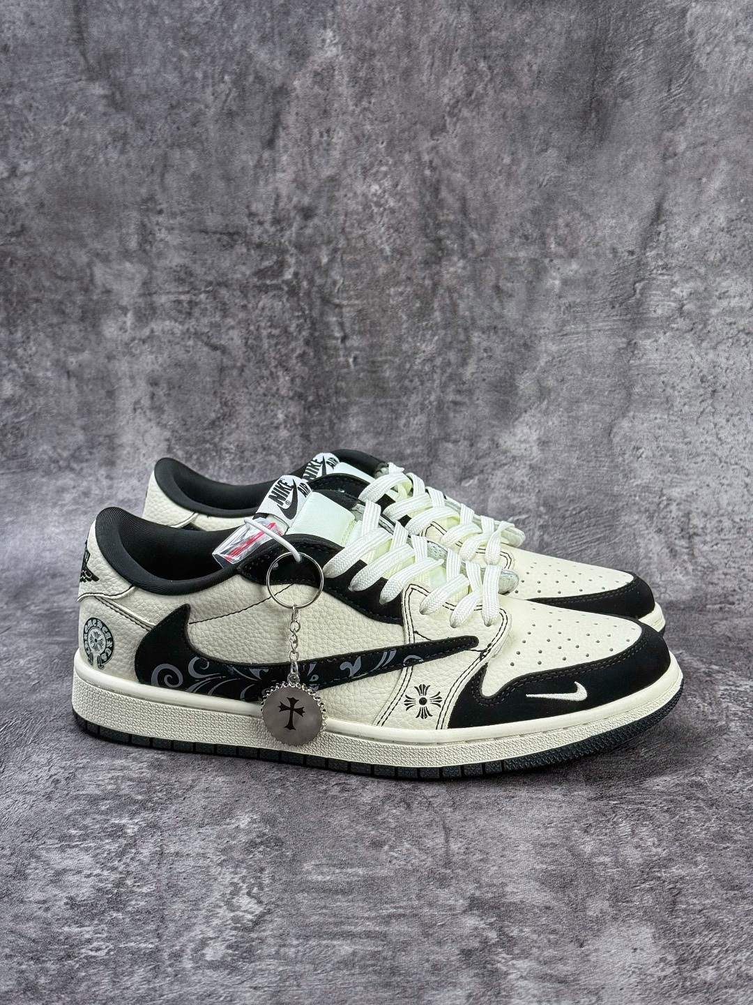 Travis Scott x Nike Air Jordan 1 Low 十字架 Air Jordan 1 Low 反转黑白小勾倒钩 纯原版本 DD7866-108