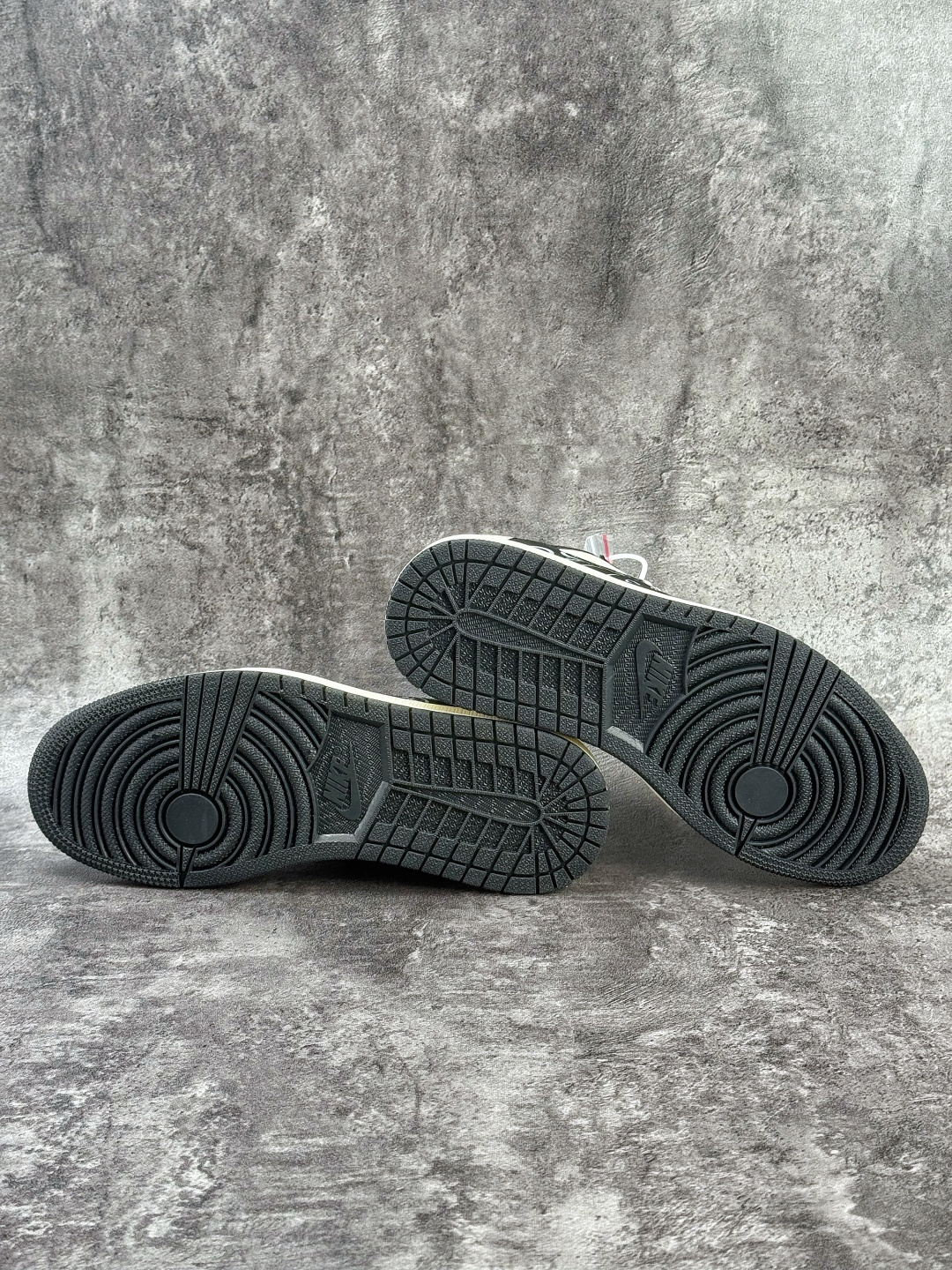 Travis Scott x Nike Air Jordan 1 Low 十字架 Air Jordan 1 Low 反转黑白小勾倒钩 纯原版本 DD7866-108