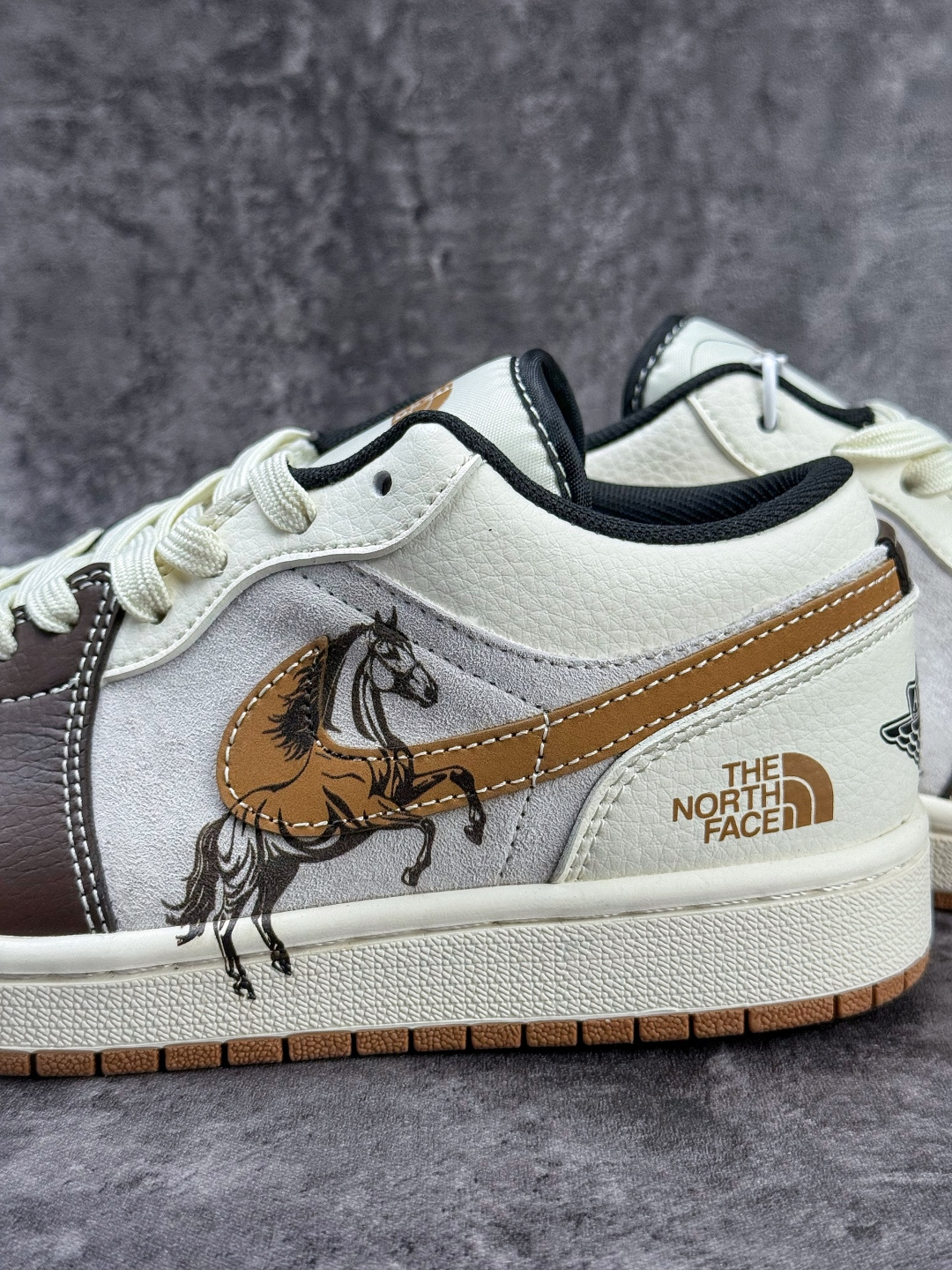 Nike Jordan Air Jordan 1 马年大吉 x The North Face 棕灰白小勾 XX2624-024 Nike Jordan Air Jordan 1 马年大吉 x The North Face 棕灰白小勾 XX2624-024