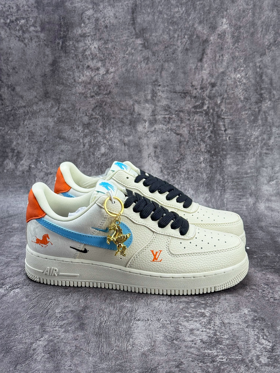 210 Nike Air Force 1 Low 07 x Louis Vuitton 白黑蓝双小勾 FV3694-100