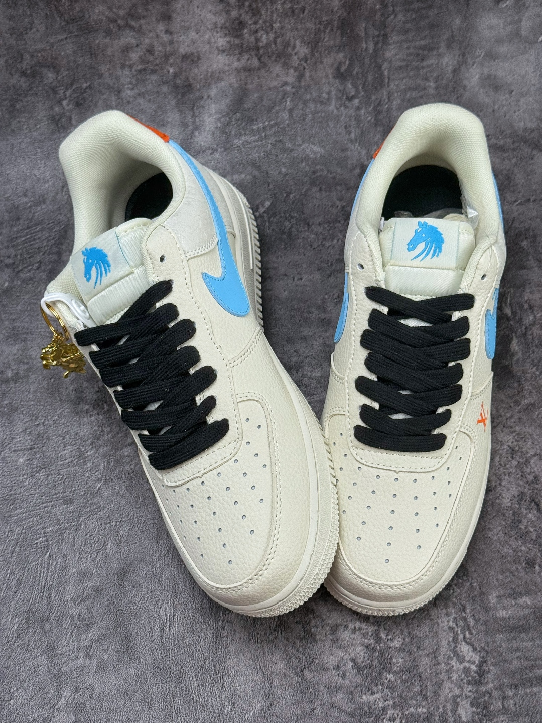210 Nike Air Force 1 Low 07 x Louis Vuitton 白黑蓝双小勾 FV3694-100