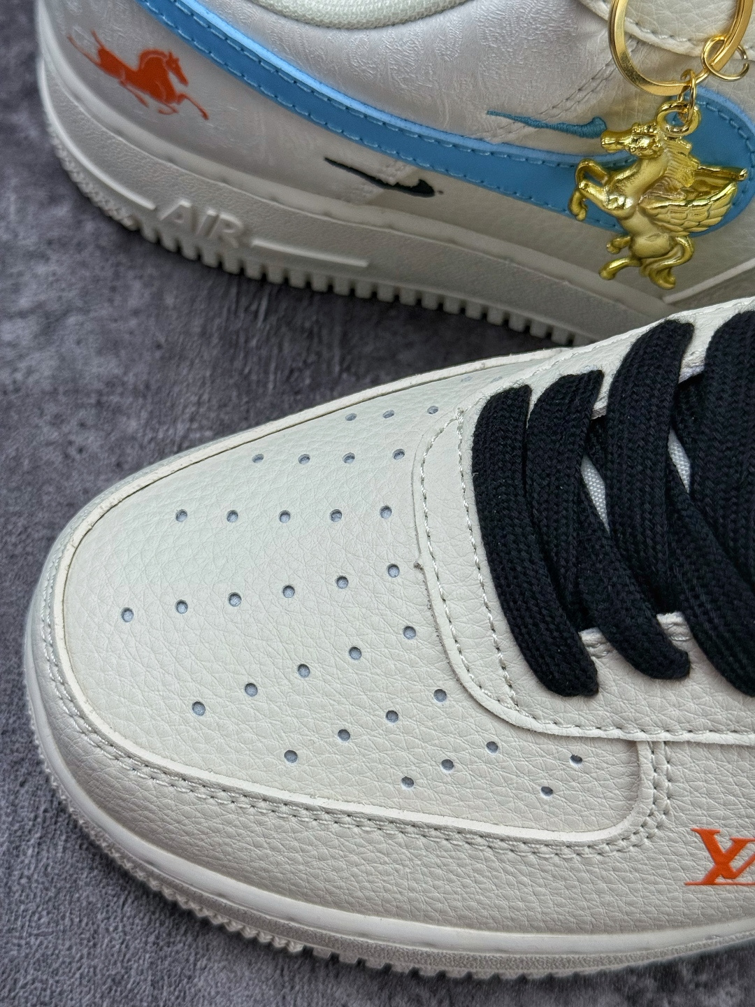 210 Nike Air Force 1 Low 07 x Louis Vuitton 白黑蓝双小勾 FV3694-100