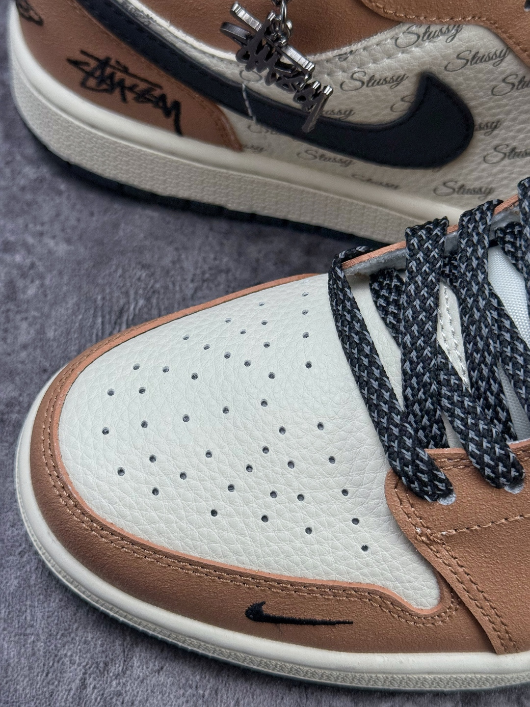 Nike Jordan Air Jordan 1 马年吉祥 x Stussy 棕白黑小勾满天星 LL8888-003 Nike Jordan Air Jordan 1 马年吉祥 x Stussy 棕白黑小勾满天星 LL8888-003