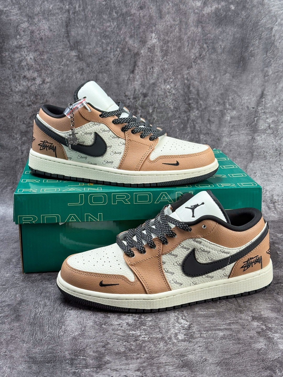 Nike Jordan Air Jordan 1 马年吉祥 x Stussy 棕白黑小勾满天星 LL8888-003 Nike Jordan Air Jordan 1 马年吉祥 x Stussy 棕白黑小勾满天星 LL8888-003