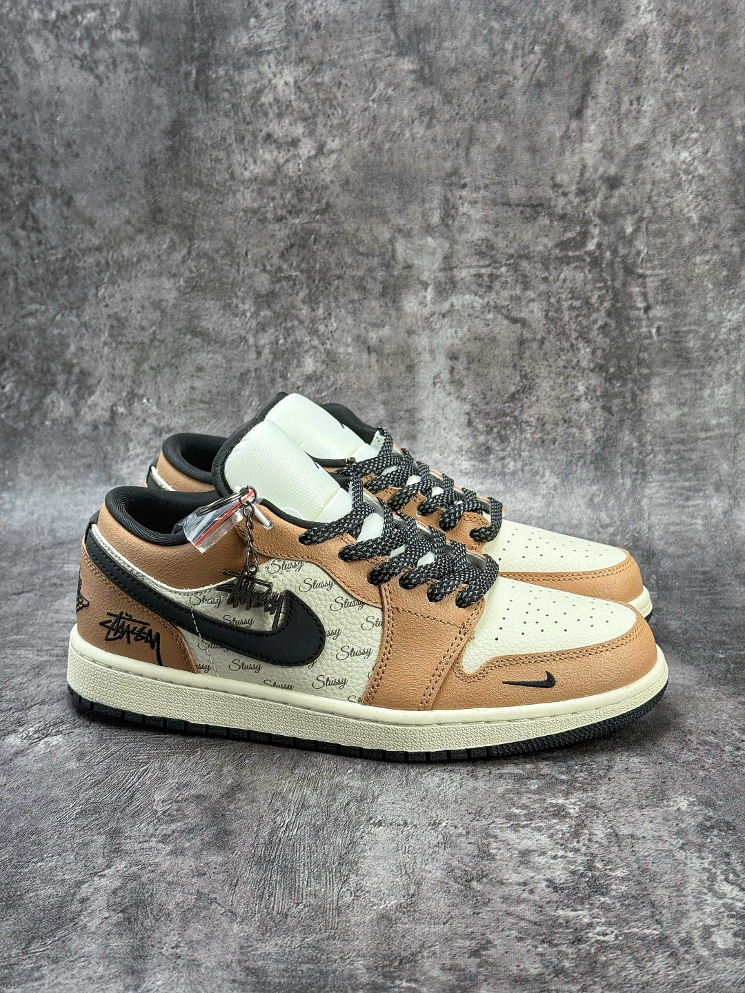 Nike Jordan Air Jordan 1 马年吉祥 x Stussy 棕白黑小勾满天星 LL8888-003 Nike Jordan Air Jordan 1 马年吉祥 x Stussy 棕白黑小勾满天星 LL8888-003