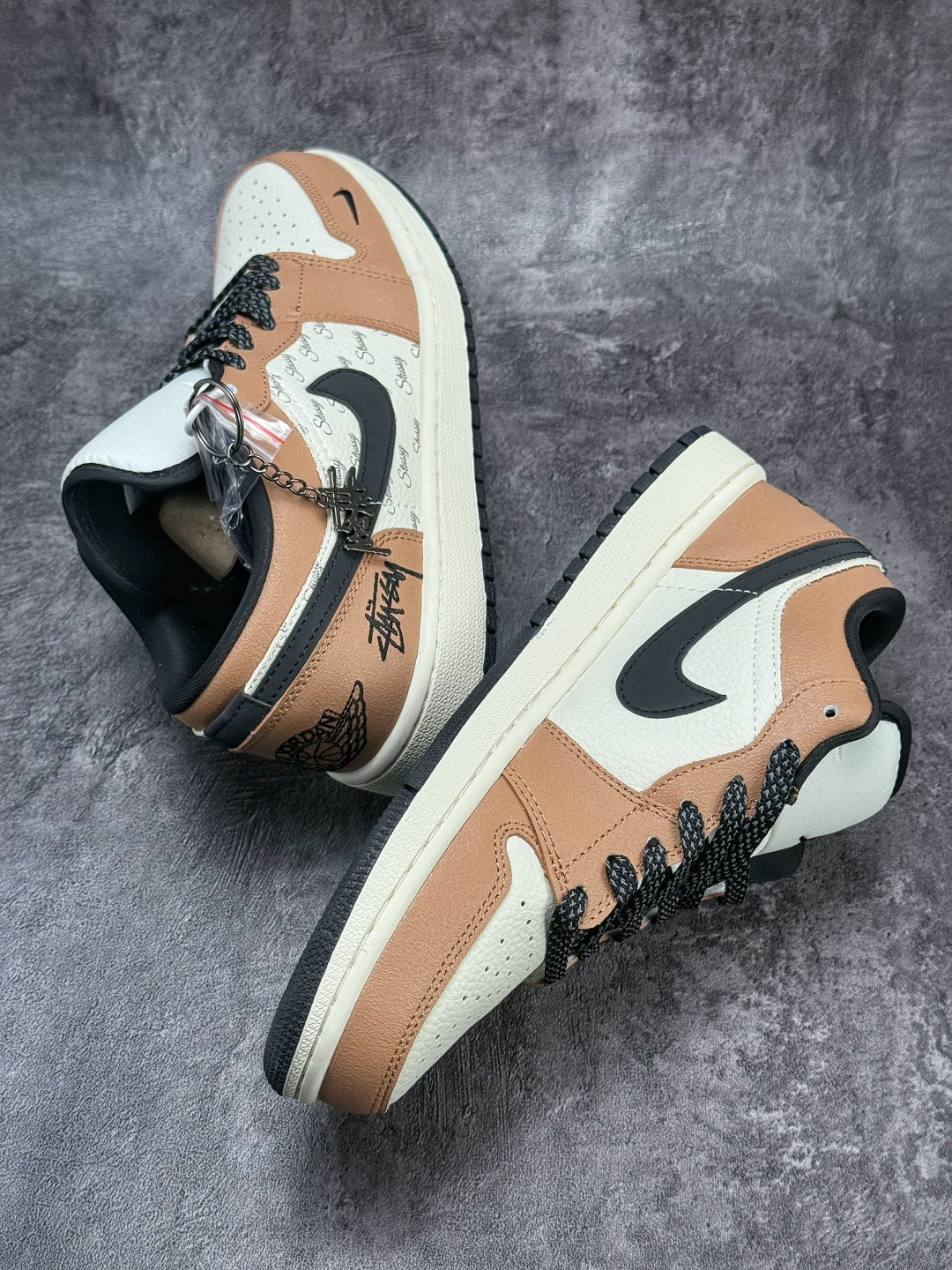 Nike Jordan Air Jordan 1 马年吉祥 x Stussy 棕白黑小勾满天星 LL8888-003 Nike Jordan Air Jordan 1 马年吉祥 x Stussy 棕白黑小勾满天星 LL8888-003