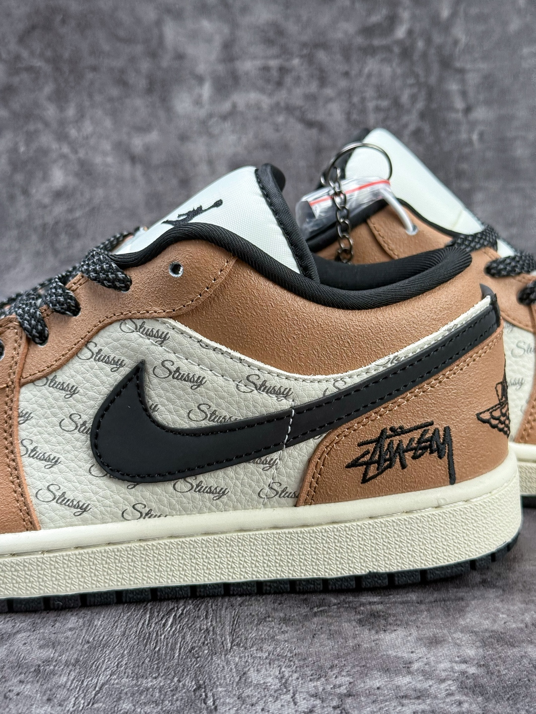 Nike Jordan Air Jordan 1 马年吉祥 x Stussy 棕白黑小勾满天星 LL8888-003 Nike Jordan Air Jordan 1 马年吉祥 x Stussy 棕白黑小勾满天星 LL8888-003