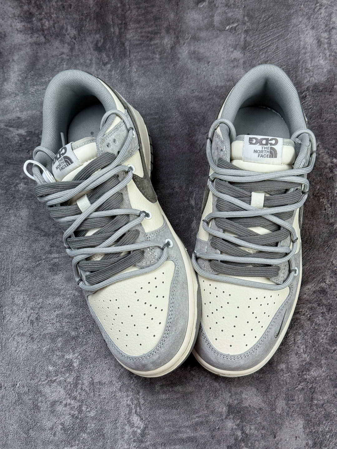 Nike SB Dunk Low x The North Face 灰白小勾绑带 JP2026-102 Nike SB Dunk Low x The North Face 灰白小勾绑带 JP2026-102