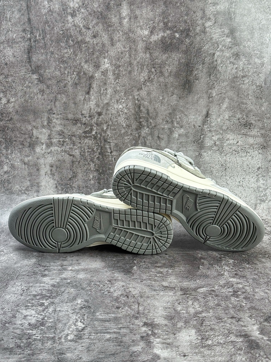 Nike SB Dunk Low x The North Face 灰白小勾绑带 JP2026-102 Nike SB Dunk Low x The North Face 灰白小勾绑带 JP2026-102