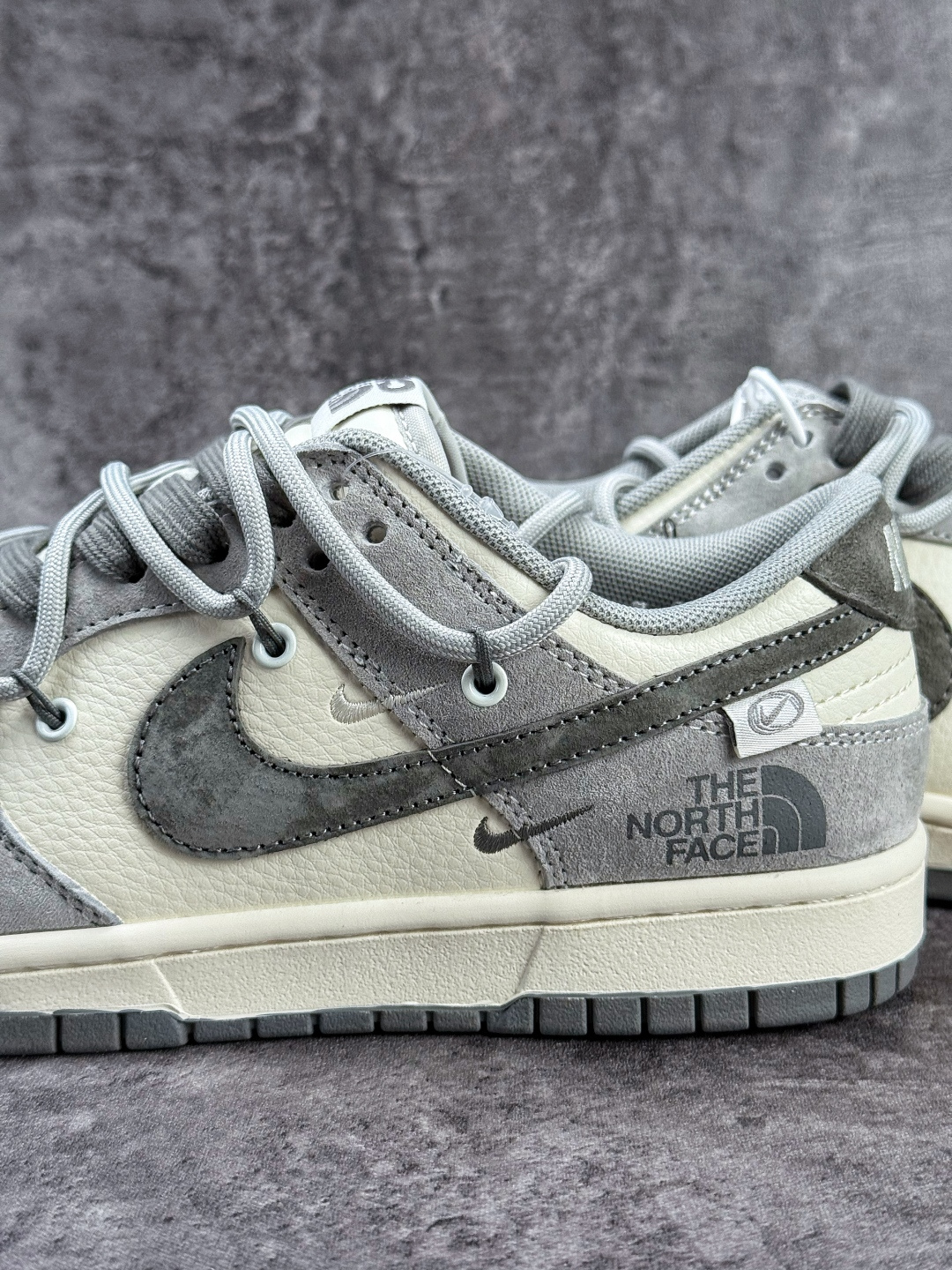 Nike SB Dunk Low x The North Face 灰白小勾绑带 JP2026-102 Nike SB Dunk Low x The North Face 灰白小勾绑带 JP2026-102