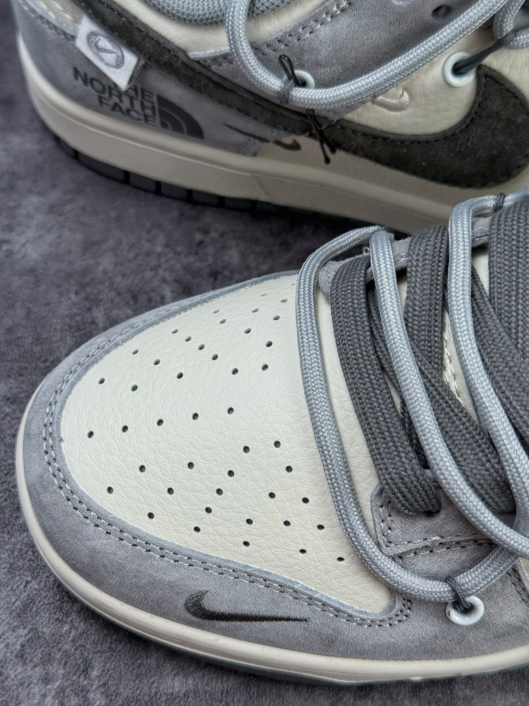 Nike SB Dunk Low x The North Face 灰白小勾绑带 JP2026-102 Nike SB Dunk Low x The North Face 灰白小勾绑带 JP2026-102