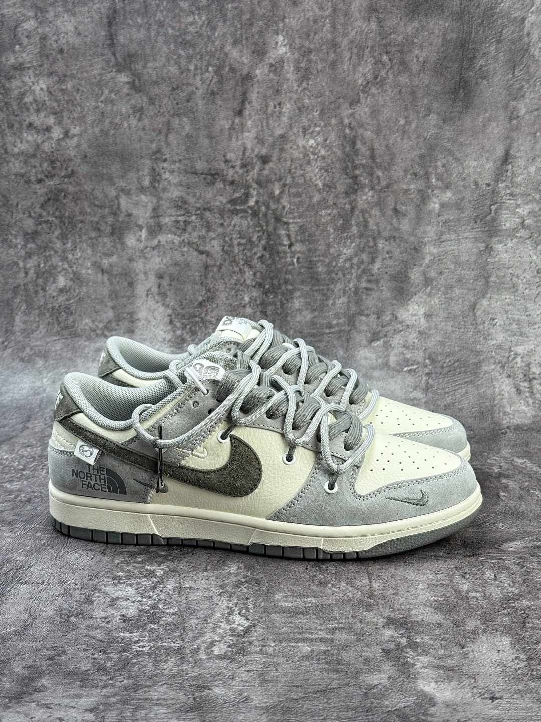 Nike SB Dunk Low x The North Face 灰白小勾绑带 JP2026-102 Nike SB Dunk Low x The North Face 灰白小勾绑带 JP2026-102