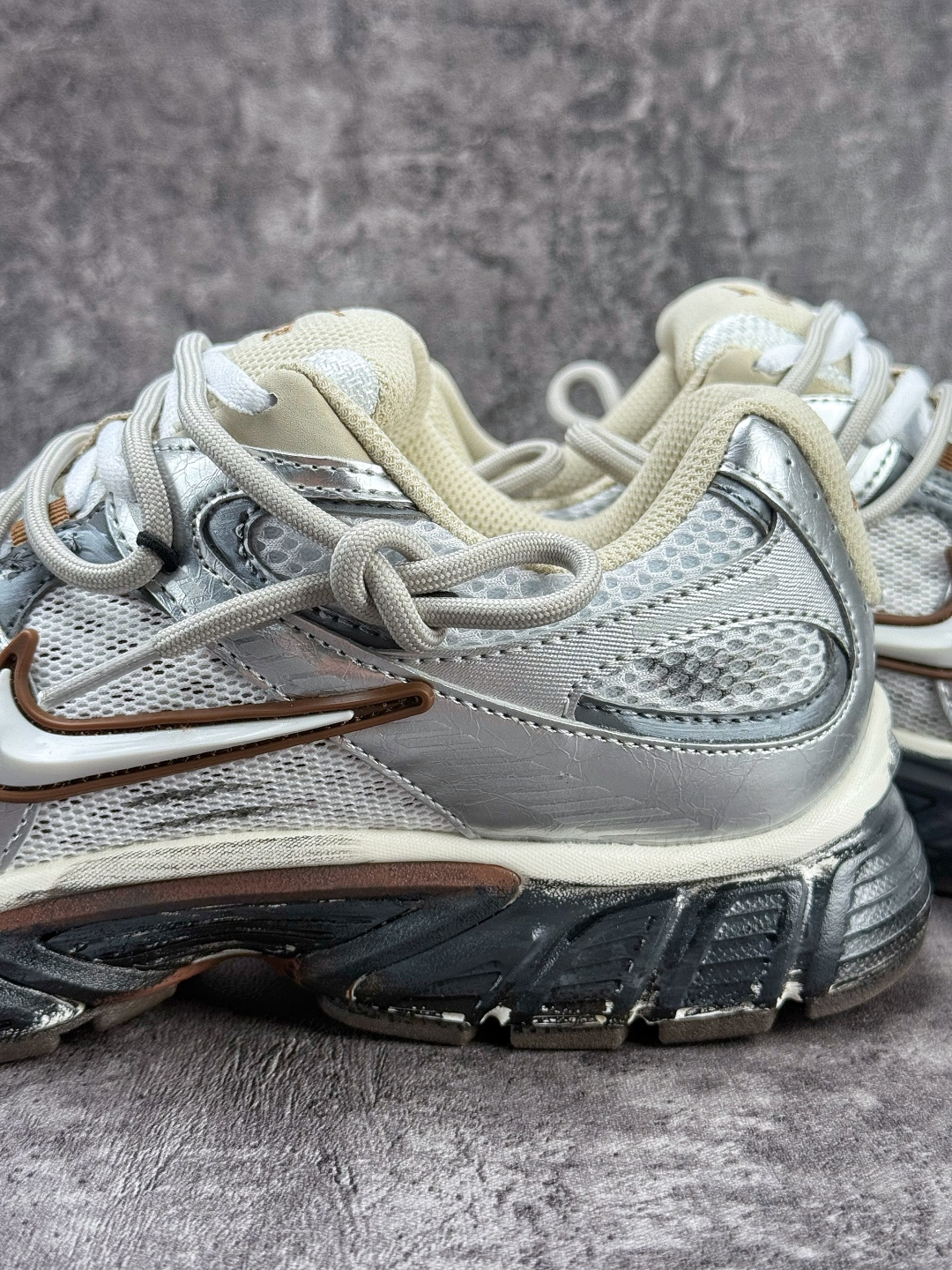 Nike V5 RNR 复古做旧 解构绑带 舒适百搭防滑耐磨 低帮跑步鞋 HQ7901-102 Nike V5 RNR 复古做旧 解构绑带 舒适百搭防滑耐磨 低帮跑步鞋 HQ7901-102