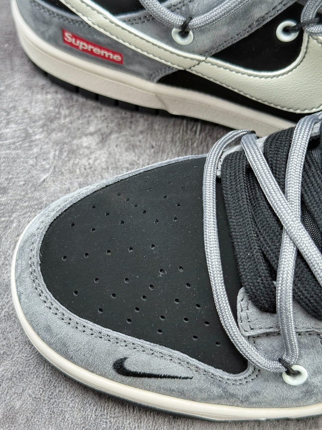 Nike SB Dunk Low x Superme 灰黑白小勾 JP2026-101 Nike SB Dunk Low x Superme 灰黑白小勾 JP2026-101
