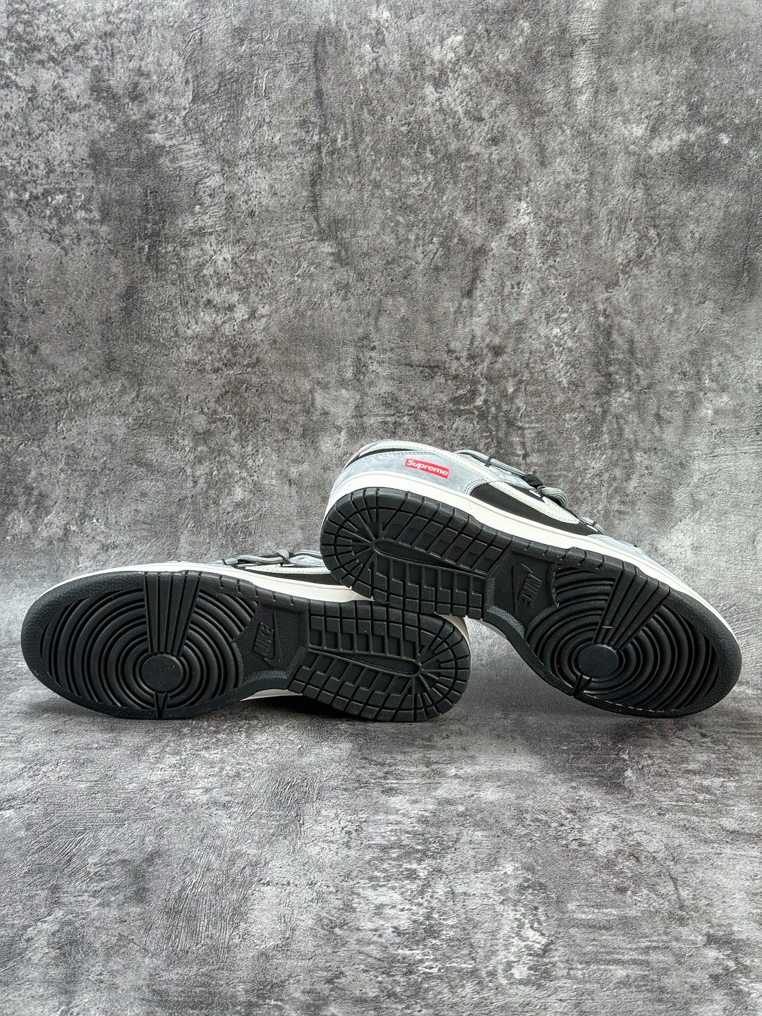 Nike SB Dunk Low x Superme 灰黑白小勾 JP2026-101 Nike SB Dunk Low x Superme 灰黑白小勾 JP2026-101