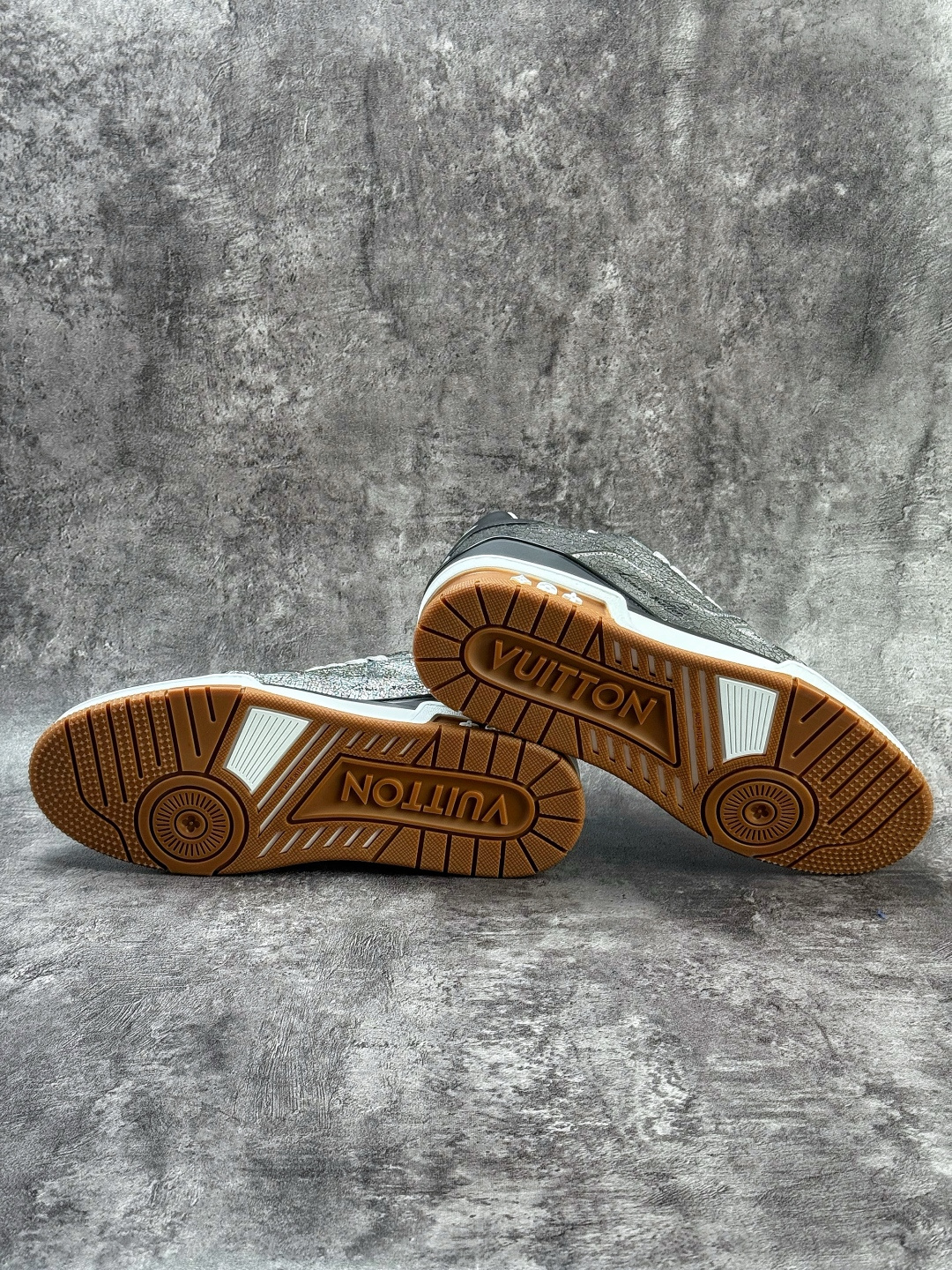 YS顶级LOUIS VUITTON 路易威登 LV Trainer 原楦原纸版开模 鞋型立体饱满 零毛边 零溢胶 零线头瑕疵 YS顶级LOUIS VUITTON 路易威登 LV Trainer 原楦原纸版开模 鞋型立体饱满 零毛边 零溢胶 零线头瑕疵