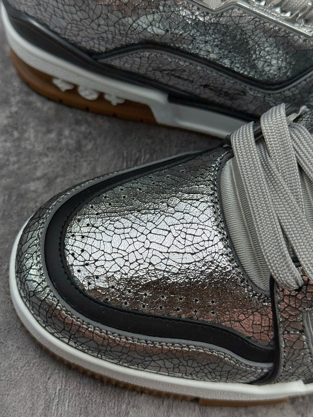 YS顶级LOUIS VUITTON 路易威登 LV Trainer 原楦原纸版开模 鞋型立体饱满 零毛边 零溢胶 零线头瑕疵 YS顶级LOUIS VUITTON 路易威登 LV Trainer 原楦原纸版开模 鞋型立体饱满 零毛边 零溢胶 零线头瑕疵