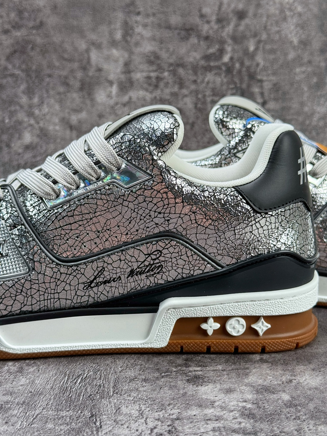 YS顶级LOUIS VUITTON 路易威登 LV Trainer 原楦原纸版开模 鞋型立体饱满 零毛边 零溢胶 零线头瑕疵 YS顶级LOUIS VUITTON 路易威登 LV Trainer 原楦原纸版开模 鞋型立体饱满 零毛边 零溢胶 零线头瑕疵