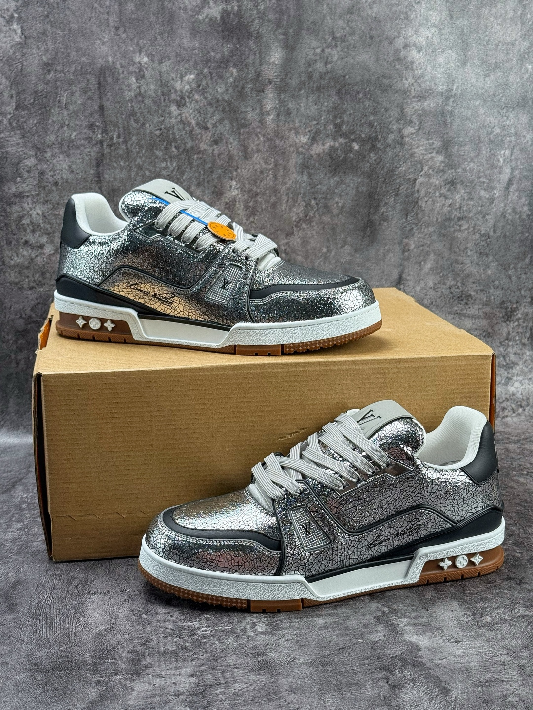 YS顶级LOUIS VUITTON 路易威登 LV Trainer 原楦原纸版开模 鞋型立体饱满 零毛边 零溢胶 零线头瑕疵 YS顶级LOUIS VUITTON 路易威登 LV Trainer 原楦原纸版开模 鞋型立体饱满 零毛边 零溢胶 零线头瑕疵