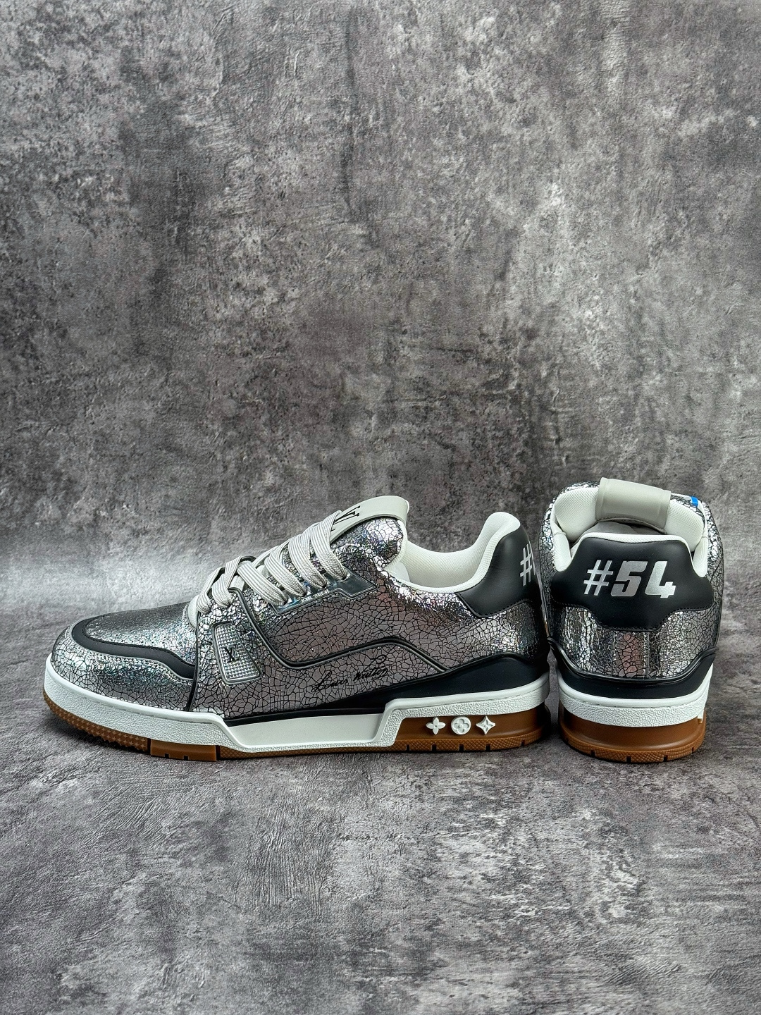 YS顶级LOUIS VUITTON 路易威登 LV Trainer 原楦原纸版开模 鞋型立体饱满 零毛边 零溢胶 零线头瑕疵 YS顶级LOUIS VUITTON 路易威登 LV Trainer 原楦原纸版开模 鞋型立体饱满 零毛边 零溢胶 零线头瑕疵