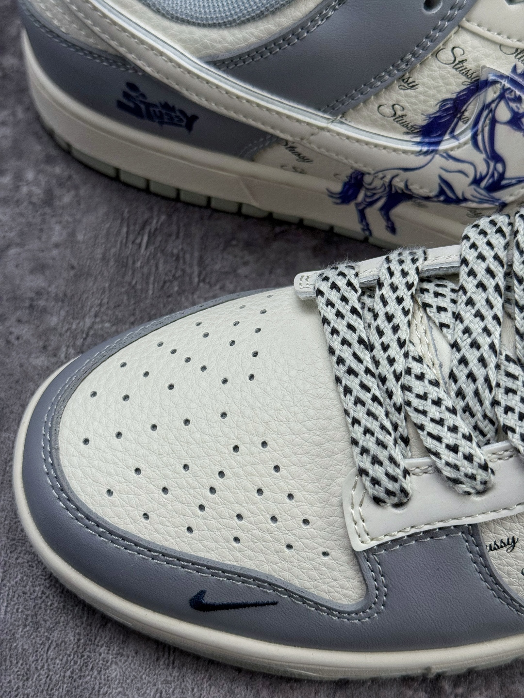Nike SB Dunk Low x Stussy 马年限定 灰白小勾满天星 SD6888-109 Nike SB Dunk Low x Stussy 马年限定 灰白小勾满天星 SD6888-109