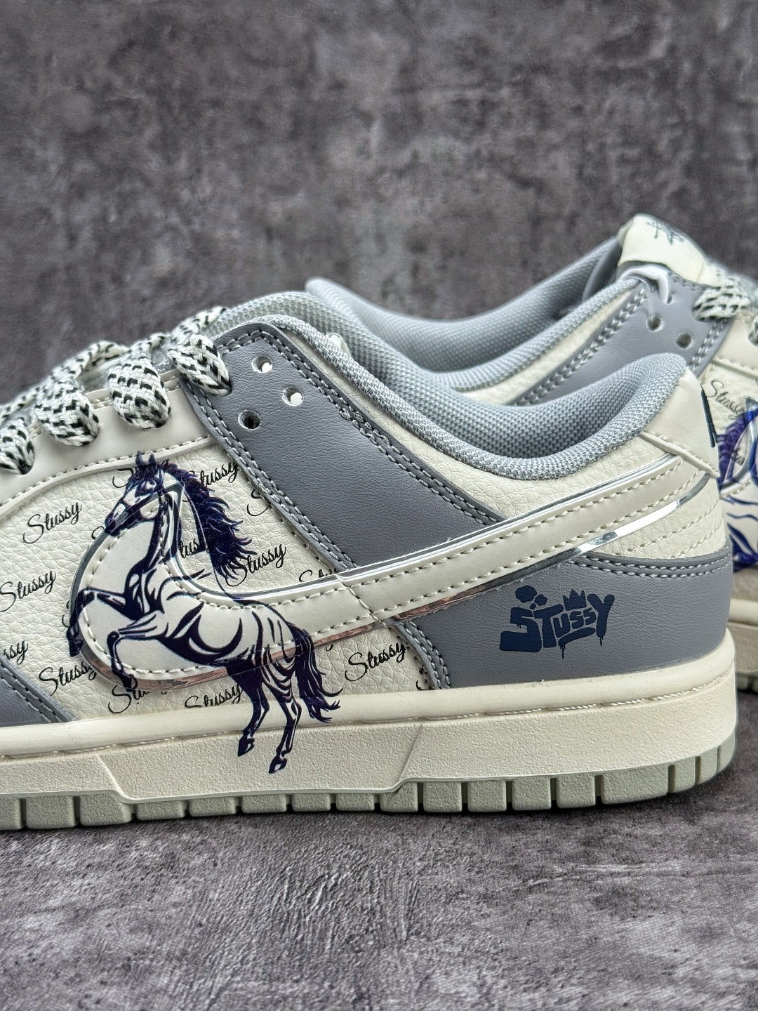 Nike SB Dunk Low x Stussy 马年限定 灰白小勾满天星 SD6888-109 Nike SB Dunk Low x Stussy 马年限定 灰白小勾满天星 SD6888-109