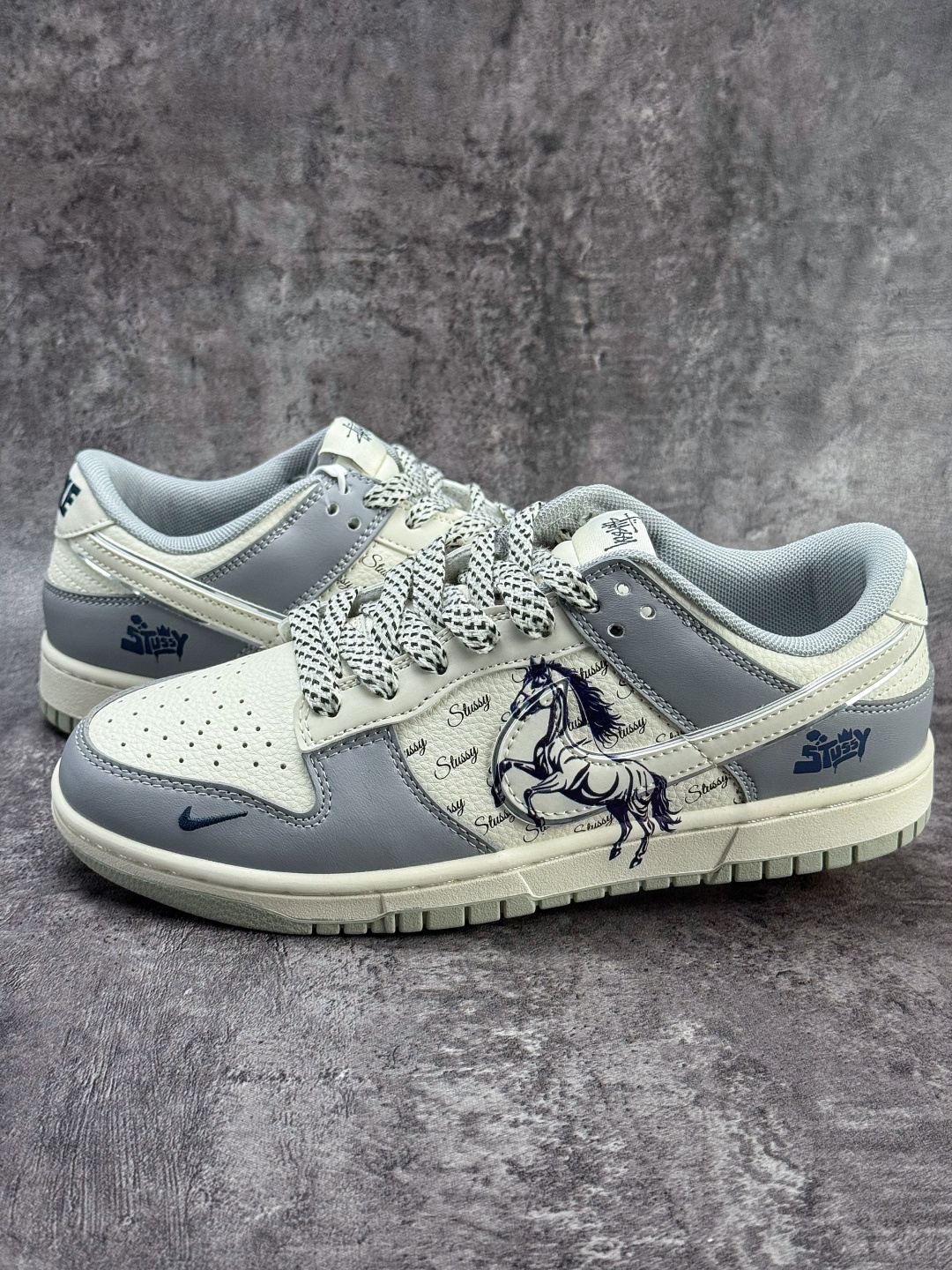 Nike SB Dunk Low x Stussy 马年限定 灰白小勾满天星 SD6888-109 Nike SB Dunk Low x Stussy 马年限定 灰白小勾满天星 SD6888-109
