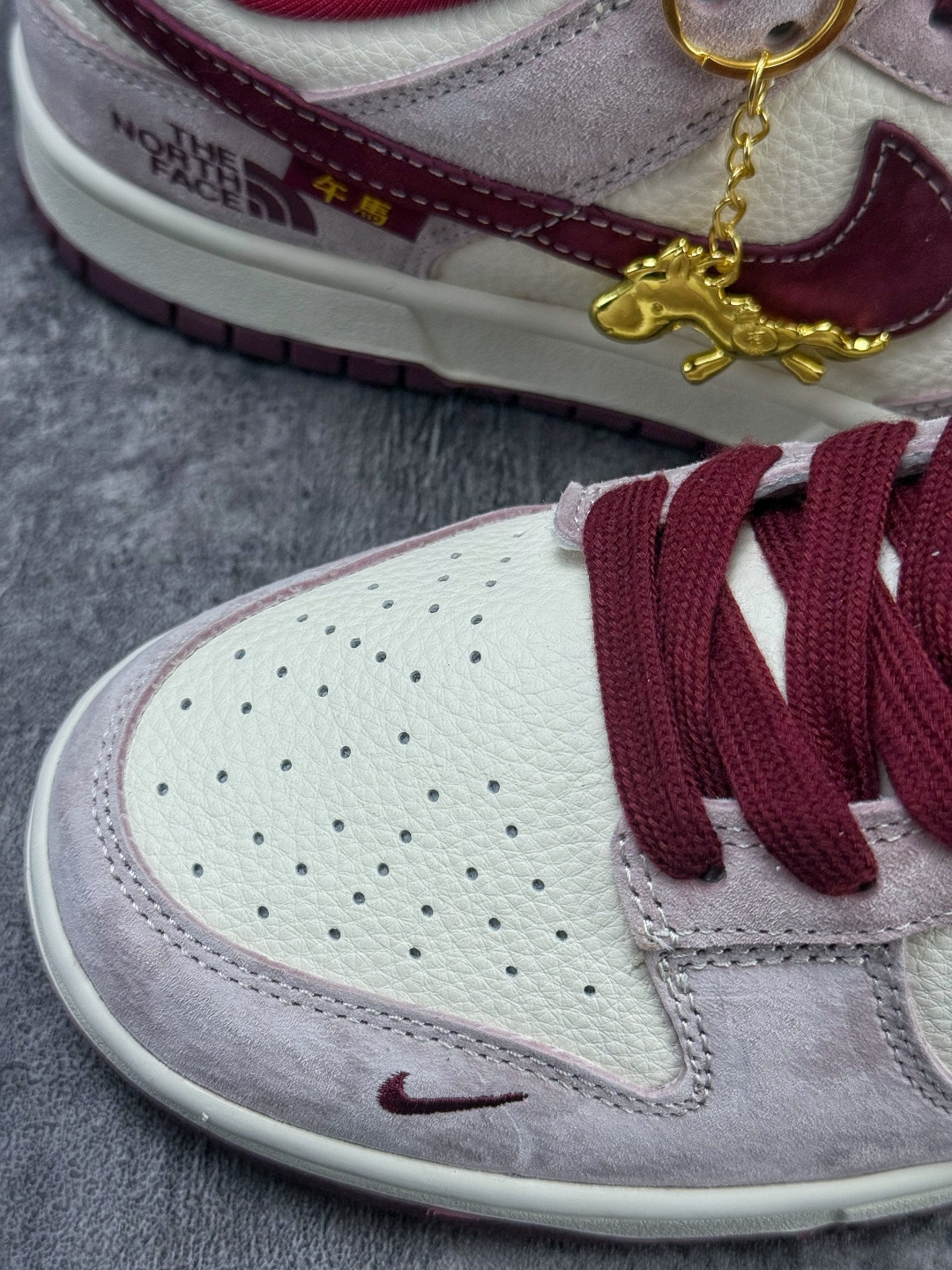 Nike SB Dunk Low x The North Face 灰白红小勾 DN3168-016 Nike SB Dunk Low x The North Face 灰白红小勾 DN3168-016