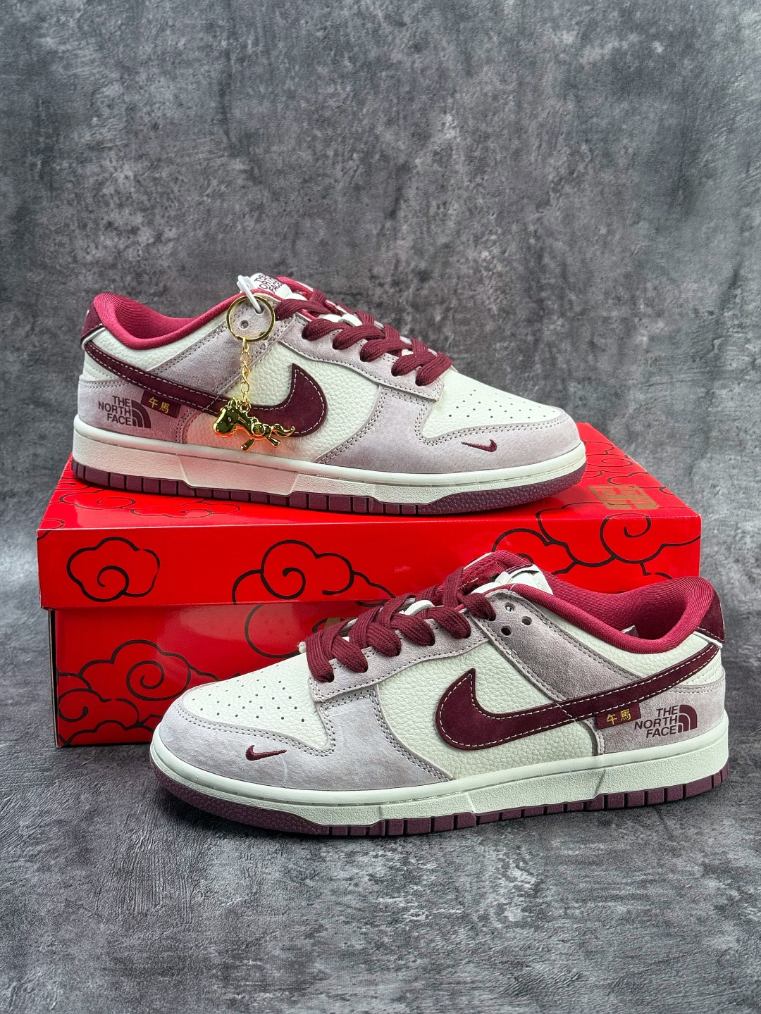 Nike SB Dunk Low x The North Face 灰白红小勾 DN3168-016 Nike SB Dunk Low x The North Face 灰白红小勾 DN3168-016