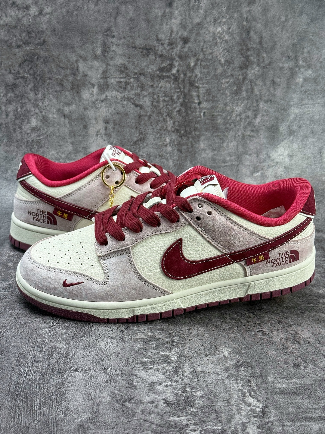Nike SB Dunk Low x The North Face 灰白红小勾 DN3168-016 Nike SB Dunk Low x The North Face 灰白红小勾 DN3168-016
