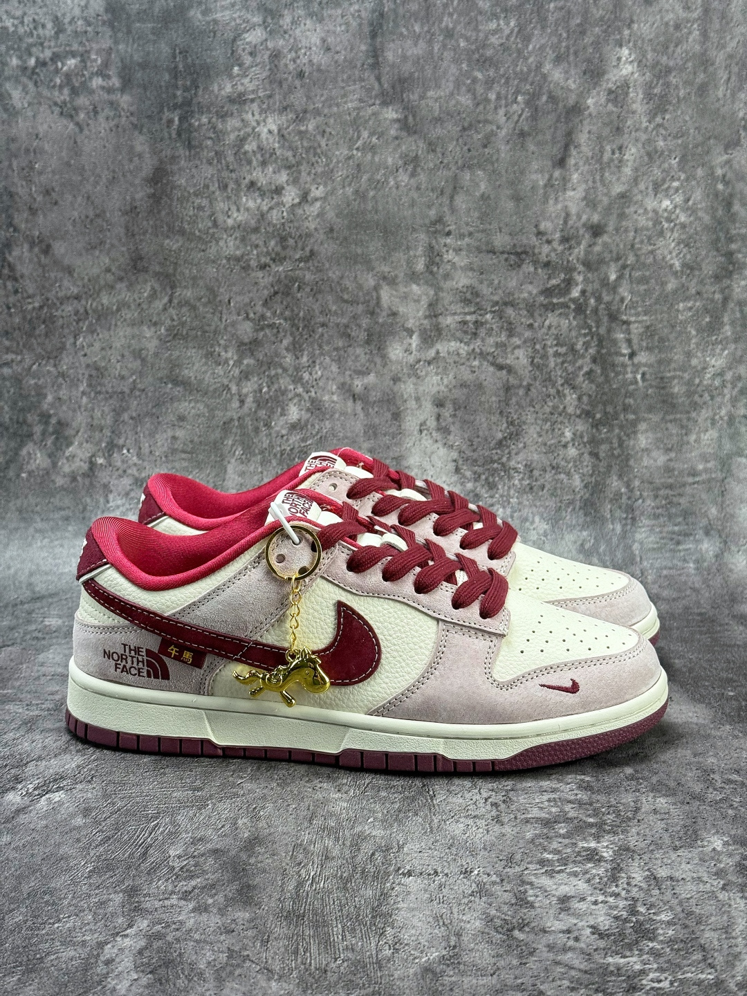 Nike SB Dunk Low x The North Face 灰白红小勾 DN3168-016 Nike SB Dunk Low x The North Face 灰白红小勾 DN3168-016
